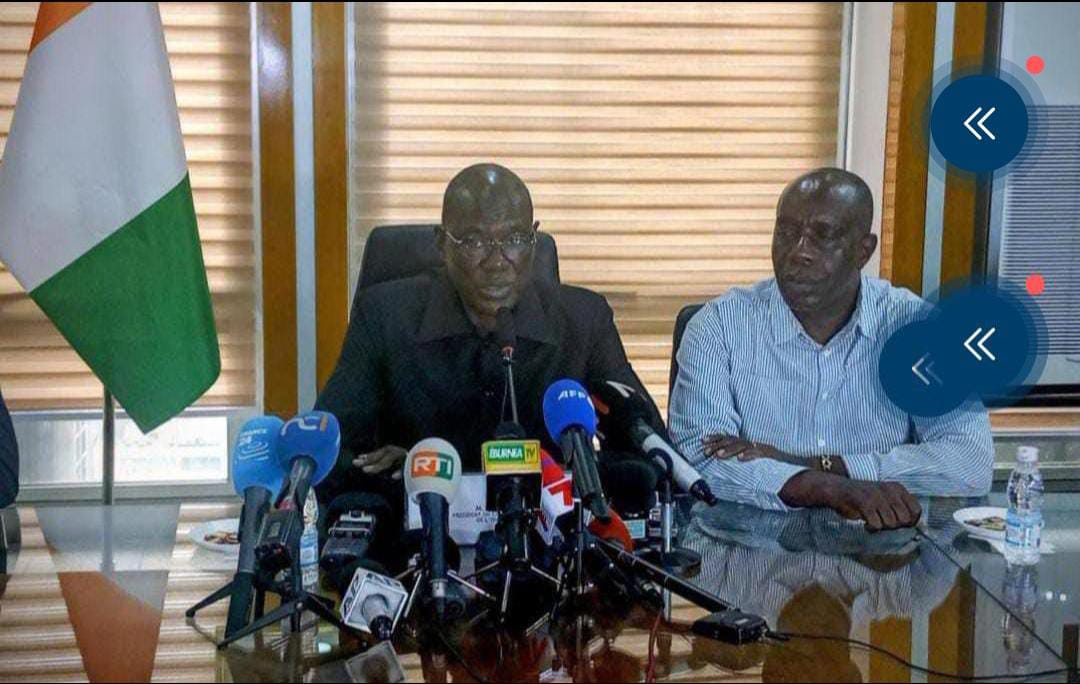 POINT DE PRESSE  FILIERE CAFE-CACAO /GESTION DES STOCKS RESIDUELS : LE PRESIDENT SIAKA DIAKITE VEILLE AU RACHAT INTEGRAL DES STOCKS DISPONIBLES TOUT EN APAISANT LES TENSIONS.